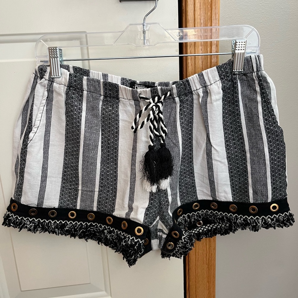 Rewash white & black boho beachy linen blend grommets fringe shorts. Size large
